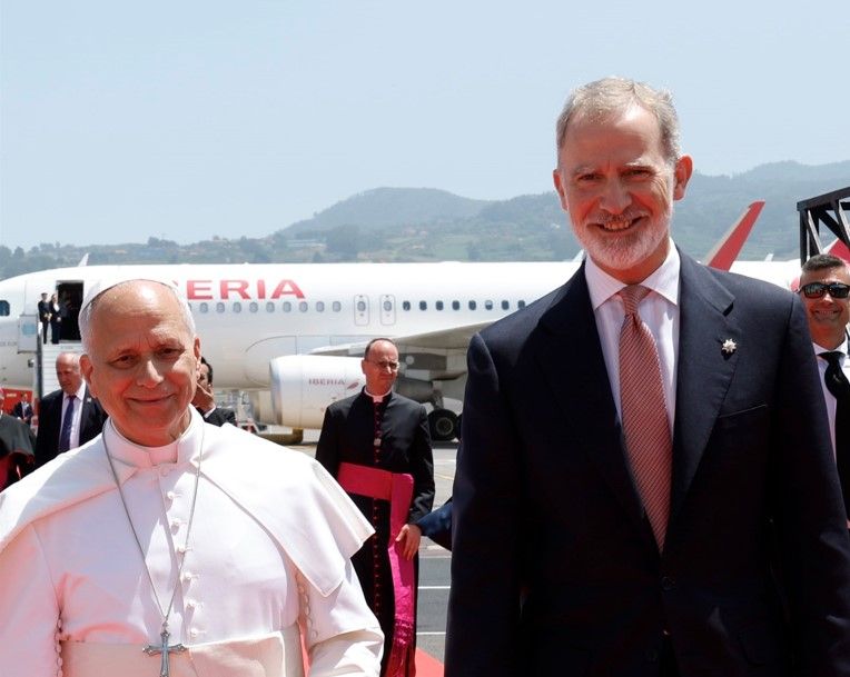 El Papa León XIV y el rey Felipe VI, en el aeropuerto de Tenerife. 