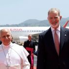 El Papa León XIV y el rey Felipe VI, en el aeropuerto de Tenerife. 