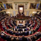 El papa León XIV en el Congresos de los Diputados, con todas sus señorías de píe y aplaudienco. 