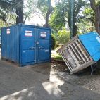 Un aseo portátil tirado sobre un banco en el parque de San Francisco. 