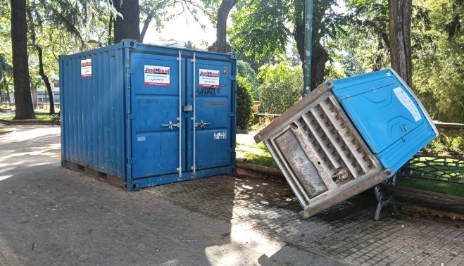 Un aseo portátil tirado sobre un banco en el parque de San Francisco. Un aseo portátil tirado sobre un banco en el parque de San Francisco.