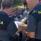 Dos guardias civiles supervisan las cargas de los fuegos artificiales. 