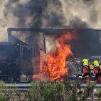 Vicente / ICAL. El incendio de un camión obliga a cortar la A-62 en sentido Portugal a la altura de La Fuente de San Esteban (Salamanca)