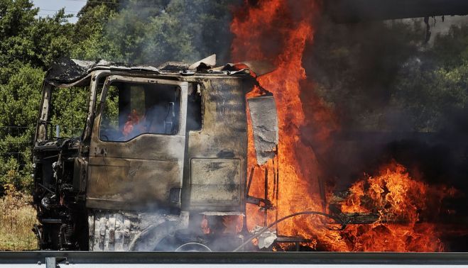 Vicente / ICAL. El incendio de un camión obliga a cortar la A-62 en sentido Portugal a la altura de La Fuente de San Esteban (Salamanca)