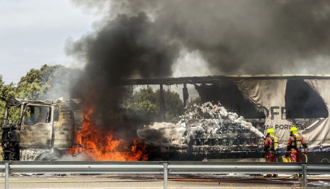 Vicente / ICAL. El incendio de un camión obliga a cortar la A-62 en sentido Portugal a la altura de La Fuente de San Esteban (Salamanca)