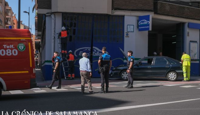 Bomberos y Policía Local en la calle Ovalle con Cortes de Cádiz. Fotografía. Pablo de la Peña. Bomberos y Policía Local en la calle Ovalle con Cortes de Cádiz. Fotografía. Pablo de la Peña.