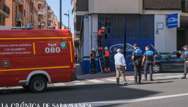 Bomberos y Policía Local en la calle Ovalle con Cortes de Cádiz. Fotografía. Pablo de la Peña. Bomberos y Policía Local en la calle Ovalle con Cortes de Cádiz. Fotografía. Pablo de la Peña.