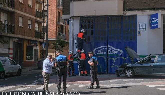 Bomberos y Policía Local en la calle Ovalle con Cortes de Cádiz. Fotografía. Pablo de la Peña. Bomberos y Policía Local en la calle Ovalle con Cortes de Cádiz. Fotografía. Pablo de la Peña.