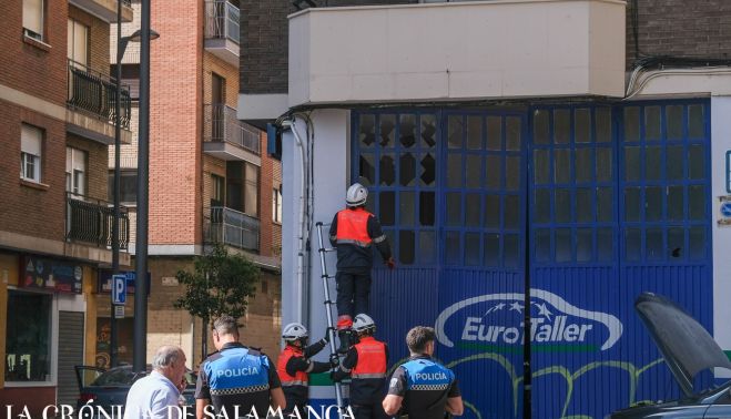 Bomberos y Policía Local en la calle Ovalle con Cortes de Cádiz. Fotografía. Pablo de la Peña. Bomberos y Policía Local en la calle Ovalle con Cortes de Cádiz. Fotografía. Pablo de la Peña.