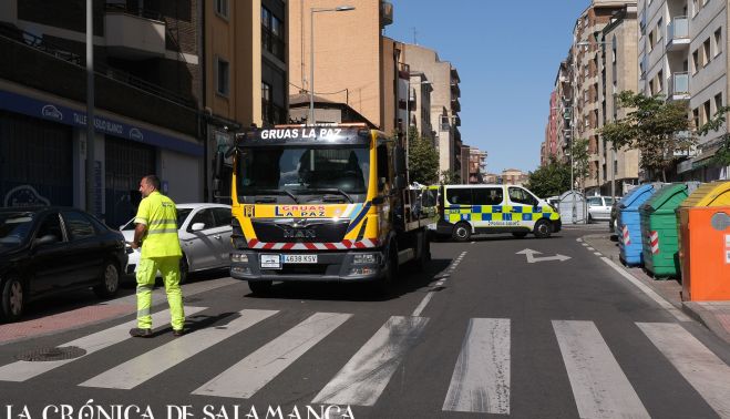 Bomberos y Policía Local en la calle Ovalle con Cortes de Cádiz. Fotografía. Pablo de la Peña. Bomberos y Policía Local en la calle Ovalle con Cortes de Cádiz. Fotografía. Pablo de la Peña.