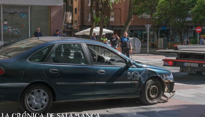 Bomberos y Policía Local en la calle Ovalle con Cortes de Cádiz. Fotografía. Pablo de la Peña. Bomberos y Policía Local en la calle Ovalle con Cortes de Cádiz. Fotografía. Pablo de la Peña.