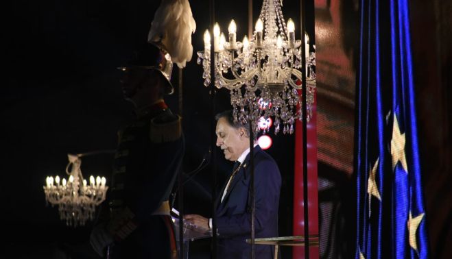 El alcalde Carlos García Carbayo 'escoldad' por dos lámparas. 