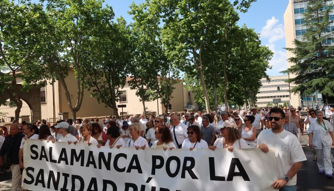 La Marea Blanca de Salamanca reunió a cientos de personas en sus calles. 
