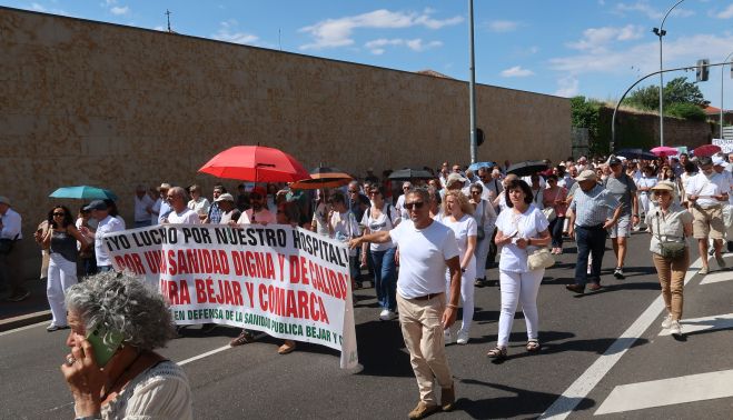 La Marea Blanca de Salamanca reunió a cientos de personas en sus calles.