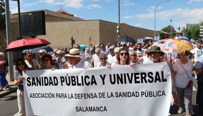 La Marea Blanca de Salamanca reunió a cientos de personas en sus calles.