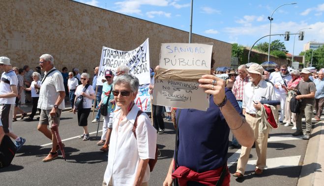 La Marea Blanca de Salamanca reunió a cientos de personas en sus calles.