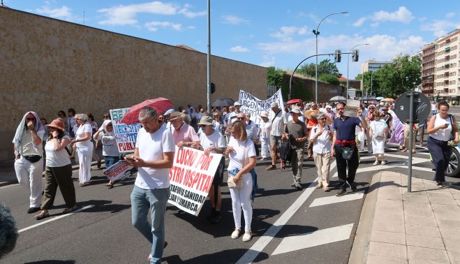 La Marea Blanca de Salamanca reunió a cientos de personas en sus calles. La Marea Blanca de Salamanca reunió a cientos de personas en sus calles.