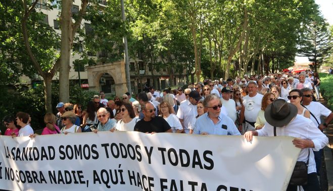 La Marea Blanca de Salamanca reunió a cientos de personas en sus calles. La Marea Blanca de Salamanca reunió a cientos de personas en sus calles.