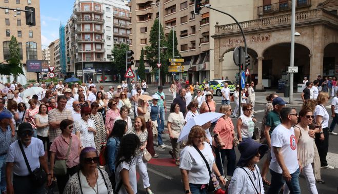 La Marea Blanca de Salamanca reunió a cientos de personas en sus calles. La Marea Blanca de Salamanca reunió a cientos de personas en sus calles.