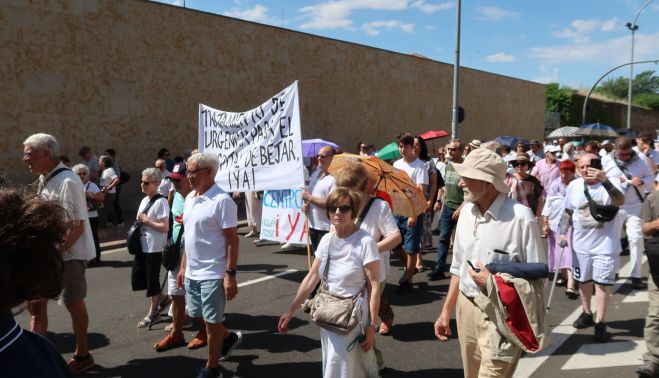 La Marea Blanca de Salamanca reunió a cientos de personas en sus calles.