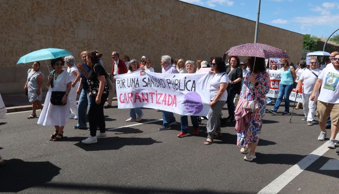 La Marea Blanca de Salamanca reunió a cientos de personas en sus calles.
