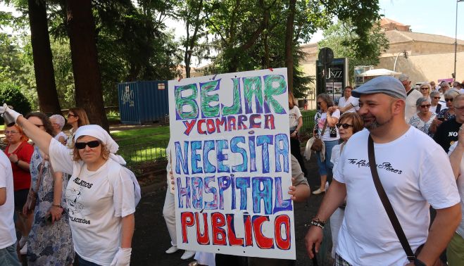 La Marea Blanca de Salamanca reunió a cientos de personas en sus calles.