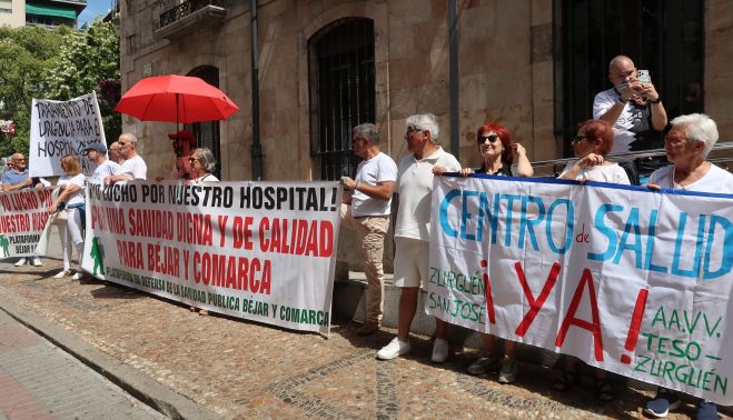 La Marea Blanca de Salamanca reunió a cientos de personas en sus calles.