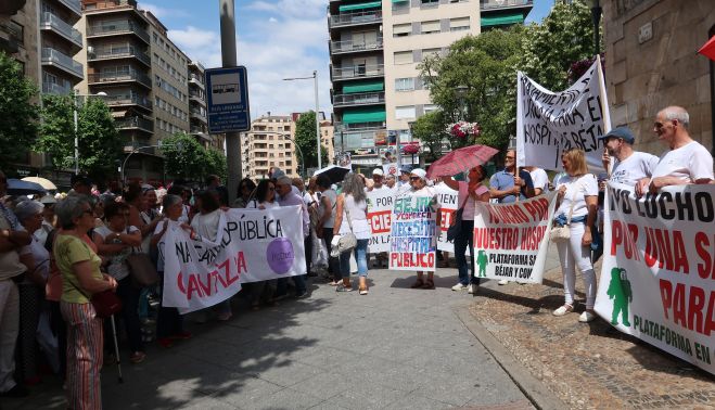 La Marea Blanca de Salamanca reunió a cientos de personas en sus calles. 