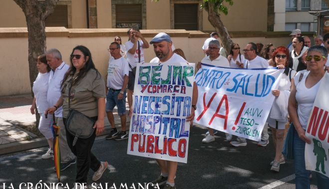 La Marea Blanca de Salamanca reunió a cientos de personas en sus calles. 