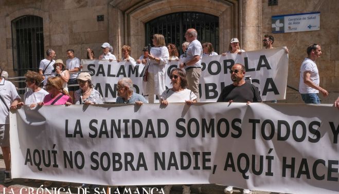 La Marea Blanca de Salamanca reunió a cientos de personas en sus calles. 