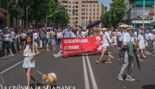 La Marea Blanca de Salamanca reunió a cientos de personas en sus calles. 
