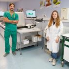 Leticia Pérez / ICAL  Rosa Prieto Utrera, Investigadora del Grupo BioCritic de Investigación Biomédica en Medicina Intensiva y de la Unidad de Investigación del Hospital Clínico Universitario de Valladolid, y Juan Manuel Priede Vimbela, médico e investigador del Servicio de Anestesiología y Reanimación del Hospital Clínico Universitario de Valladolid