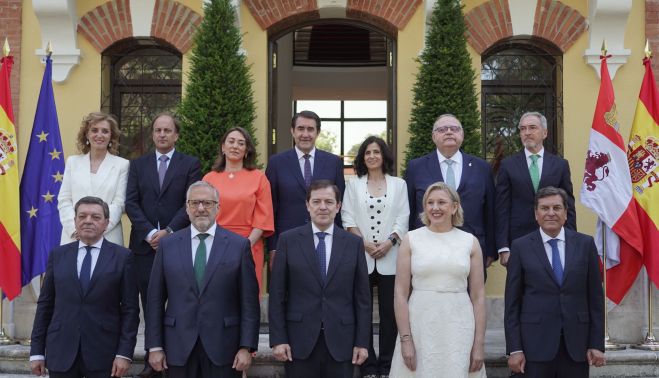 Rubén Cacho / ICAL. Toma de posesión de los miembros del Gobierno de la XII Legislatura. De izquierda a derecha, Albero Díaz Pico, Alejandro Vázquez, Cristina Sanchidrián, Juan Carlos Suárez-Quiñones, Luis Miguel González Gago, Carlos Pollán, Alfonso Fernández Mañueco, Isabel Blanco, Carlos Fernández Carriedo, María González Corral, Joaquín Antonio Pino y María Pardo 