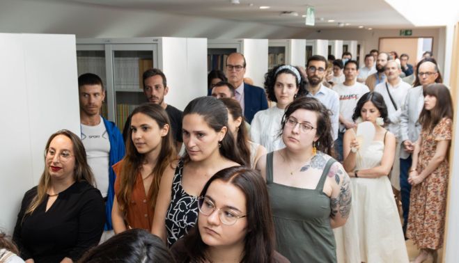 Alumnos y trabajadores en la inauguración de la biblioteca del Instituto de Estudios Medievales y Renacentistas y de Humanidades Digitales