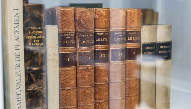 Volúmenes de la biblioteca del Instituto de Estudios Medievales y Renacentistas y de Humanidades Digitales