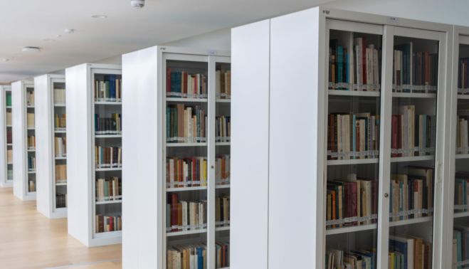 Estanterías de la biblioteca del Instituto de Estudios Medievales y Renacentistas y de Humanidades Digitales.