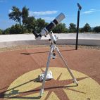 Un telescopio en el Mirador Astronómico de El Maíllo. 