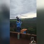 Los instantes previos al lanzamiento de la joven haciendo puenting en Brasil. (RRSS) Los instantes previos al lanzamiento de la joven haciendo puenting en Brasil. (RRSS)
