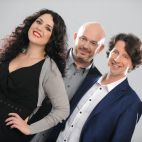 Lydia Rodríguez, cantante de presuntos implicados, con sus compañeros. Lydia Rodríguez, cantante de presuntos implicados, con sus compañeros.
