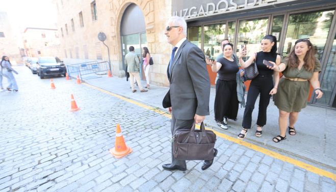 Alejandro Pérez de la Sota sale de los Juzgados de la plaza de Colón de Salamanca. 2 Alejandro Pérez de la Sota sale de los Juzgados de la plaza de Colón de Salamanca. 2