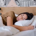 Una mujer se da una cabezadita en la siesta Una mujer se da una cabezadita en la siesta