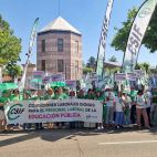 ICAL. Concentración del personal de Educación delante de la sede de la Junta. 