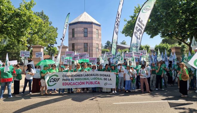 ICAL. Concentración del personal de Educación delante de la sede de la Junta. ICAL. Concentración del personal de Educación delante de la sede de la Junta.