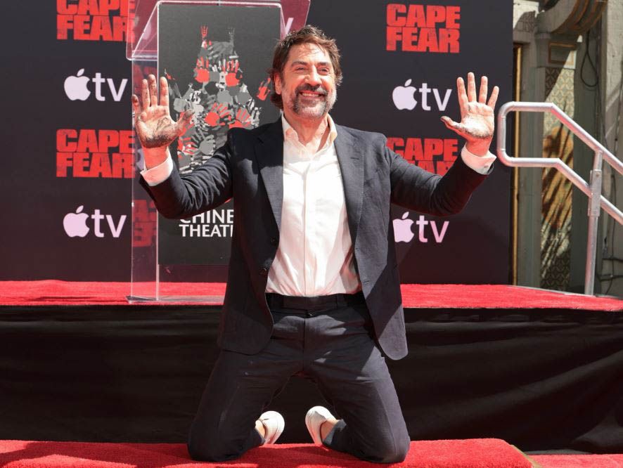 Javier Bardem deja sus huellas en el Paseo de la fama de Hollywood.