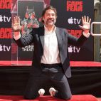 Javier Bardem deja sus huellas en el Paseo de la fama de Hollywood.