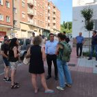 Chenche Martín Galeano, líder de Por Salamanca, en el centro de la imagen, con vecinos damnificados por las obras de rehabilitación de los bloques de La Chinchibarra.
