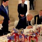 Trump firma en Versalles el acuerdo paz con Irán.