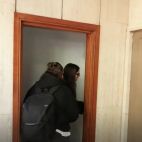 Las hijas de Zapatero entran en la sede de su empresa. (Archivo)