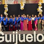 Foto de familia de la graduación en Guijuelo.