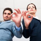 Un hombre y una mujer realizando el signo de correcto. Imagen de Ольга Фоломеева en Pixabay
